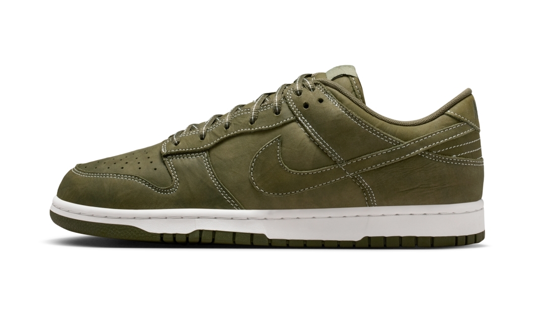 【2026年 2/16 発売】NIKE DUNK LOW QS “Medium Olive/Summit White” (ナイキ ダンク ロー “ミディアムオリーブ/サミットホワイト”) [IO4550-200]