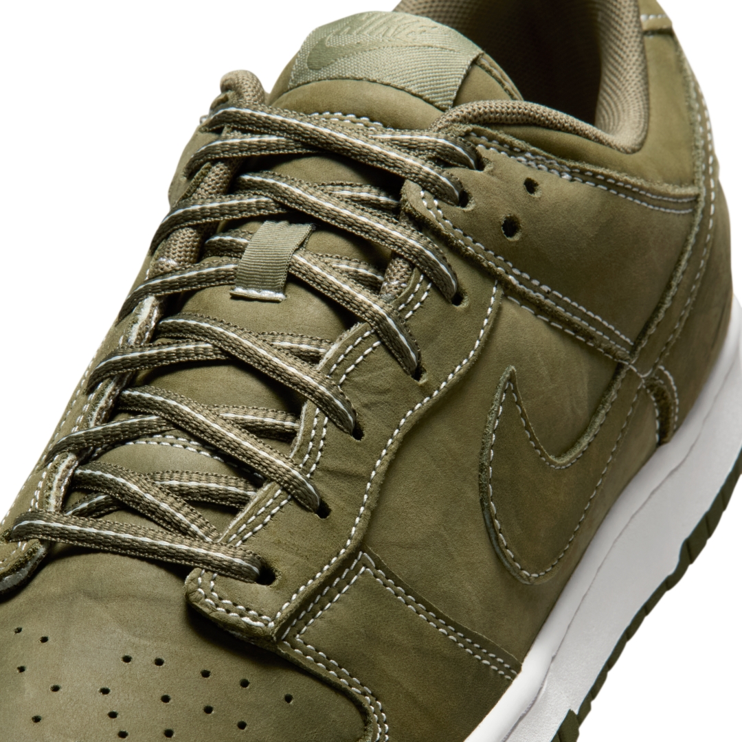 【2026年 2/16 発売】NIKE DUNK LOW QS “Medium Olive/Summit White” (ナイキ ダンク ロー “ミディアムオリーブ/サミットホワイト”) [IO4550-200]