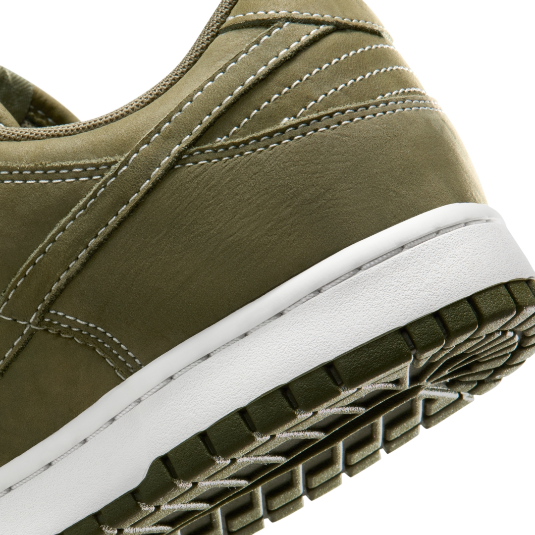 【2026年 2/16 発売】NIKE DUNK LOW QS “Medium Olive/Summit White” (ナイキ ダンク ロー “ミディアムオリーブ/サミットホワイト”) [IO4550-200]