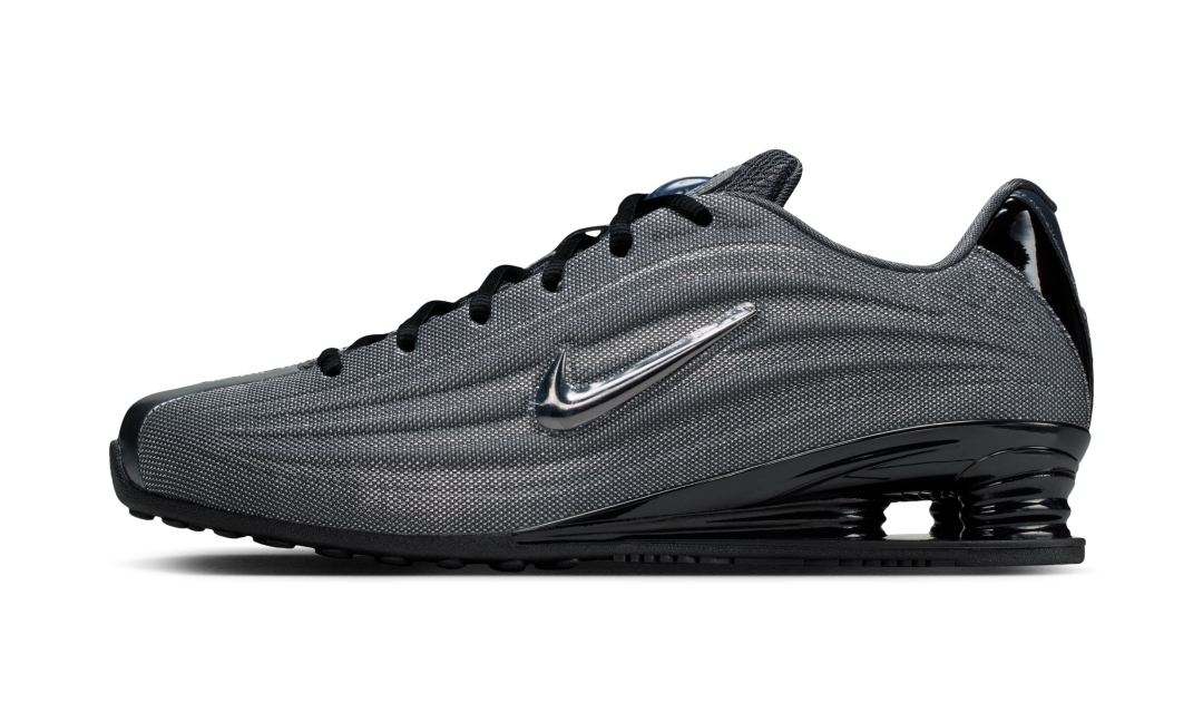 【2026年 3月 発売予定】Naked × NIKE SHOX Z “Metallic Hematite/Wolf Grey” (ネイキッド ナイキ ショックス “ヘマタイト/グレー”) [IO9319-001]