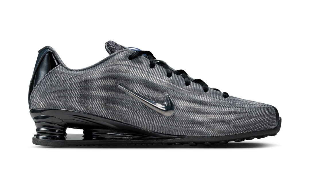 【2026年 3月 発売予定】Naked × NIKE SHOX Z “Metallic Hematite/Wolf Grey” (ネイキッド ナイキ ショックス “ヘマタイト/グレー”) [IO9319-001]