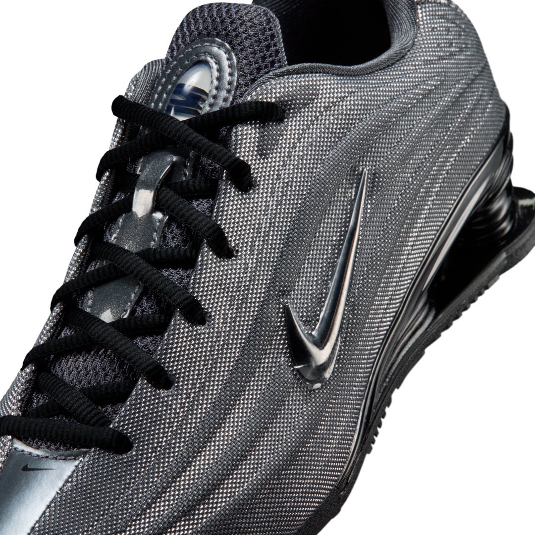 【2026年 3月 発売予定】Naked × NIKE SHOX Z “Metallic Hematite/Wolf Grey” (ネイキッド ナイキ ショックス “ヘマタイト/グレー”) [IO9319-001]