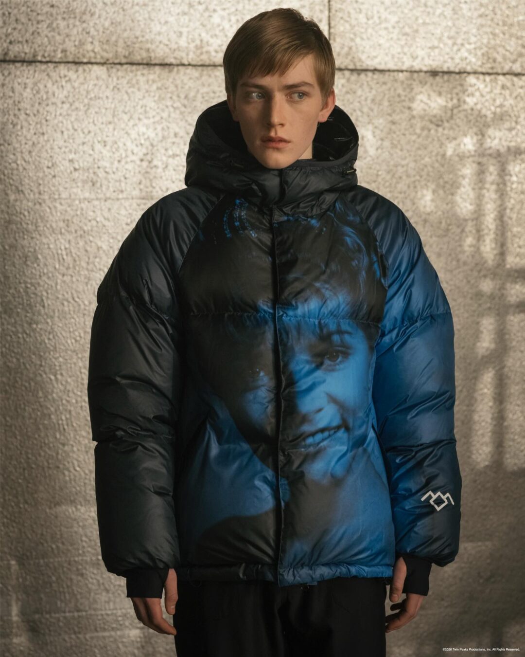 ドラマ「Twin Peaks」× UNDERCOVER 2026 SS コラボアイテムが2/7 発売 (ツイン・ピークス アンダーカバー)