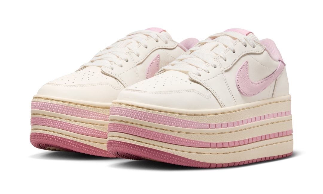 【2026年 4/1 発売】NIKE W AIR JORDAN 1 TRIPLE STACK “Pale Ivory/Muslin/Iced Carmine” (ナイキ エア ジョーダン トリプルスタック “アイボリー/ムスリン”) [HV8288-101]