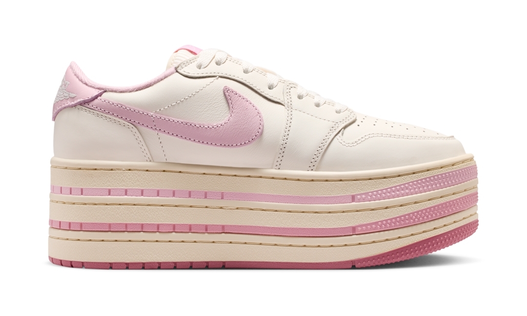 【2026年 4/1 発売】NIKE W AIR JORDAN 1 TRIPLE STACK “Pale Ivory/Muslin/Iced Carmine” (ナイキ エア ジョーダン トリプルスタック “アイボリー/ムスリン”) [HV8288-101]