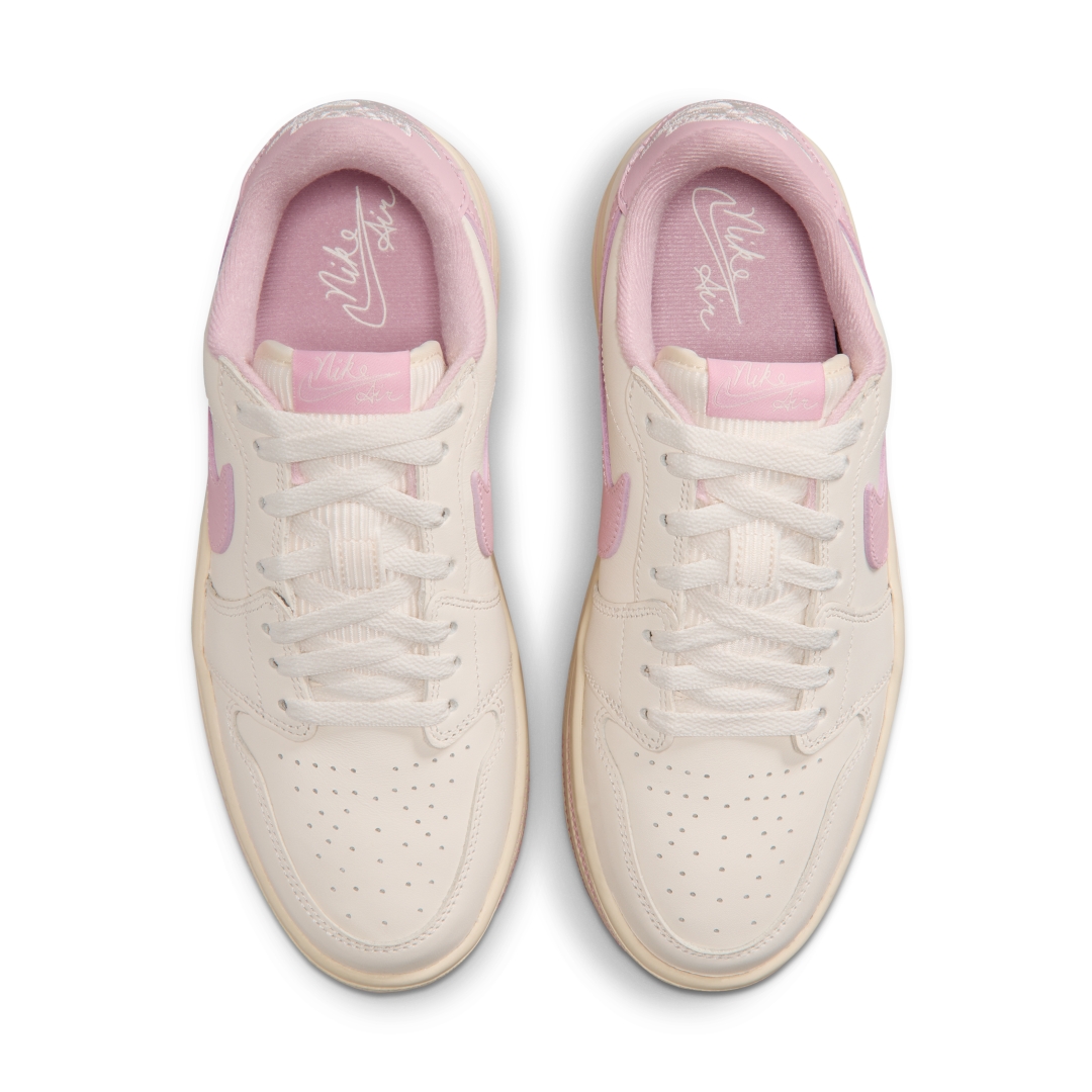 【2026年 4/1 発売】NIKE W AIR JORDAN 1 TRIPLE STACK “Pale Ivory/Muslin/Iced Carmine” (ナイキ エア ジョーダン トリプルスタック “アイボリー/ムスリン”) [HV8288-101]