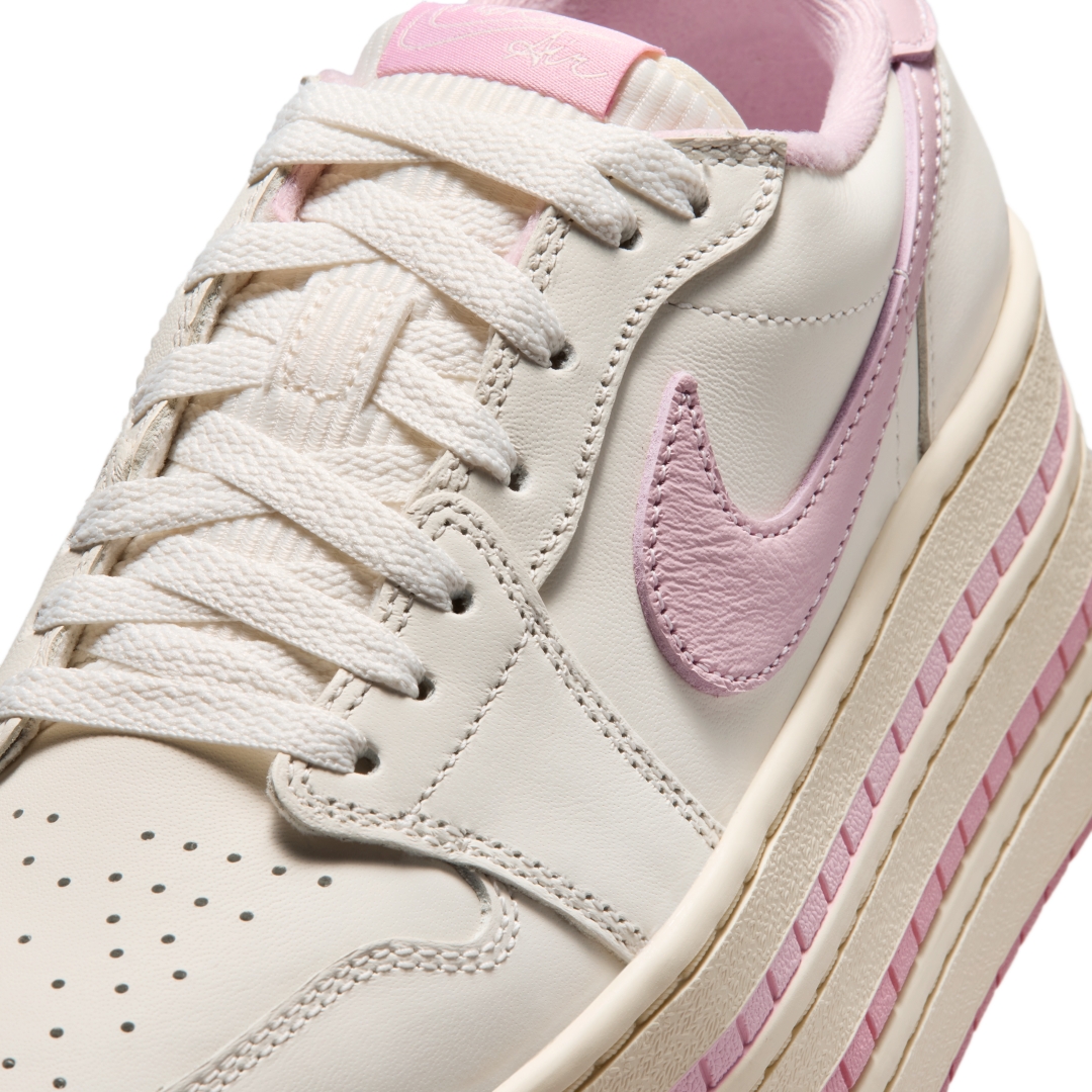 【2026年 4/1 発売】NIKE W AIR JORDAN 1 TRIPLE STACK “Pale Ivory/Muslin/Iced Carmine” (ナイキ エア ジョーダン トリプルスタック “アイボリー/ムスリン”) [HV8288-101]