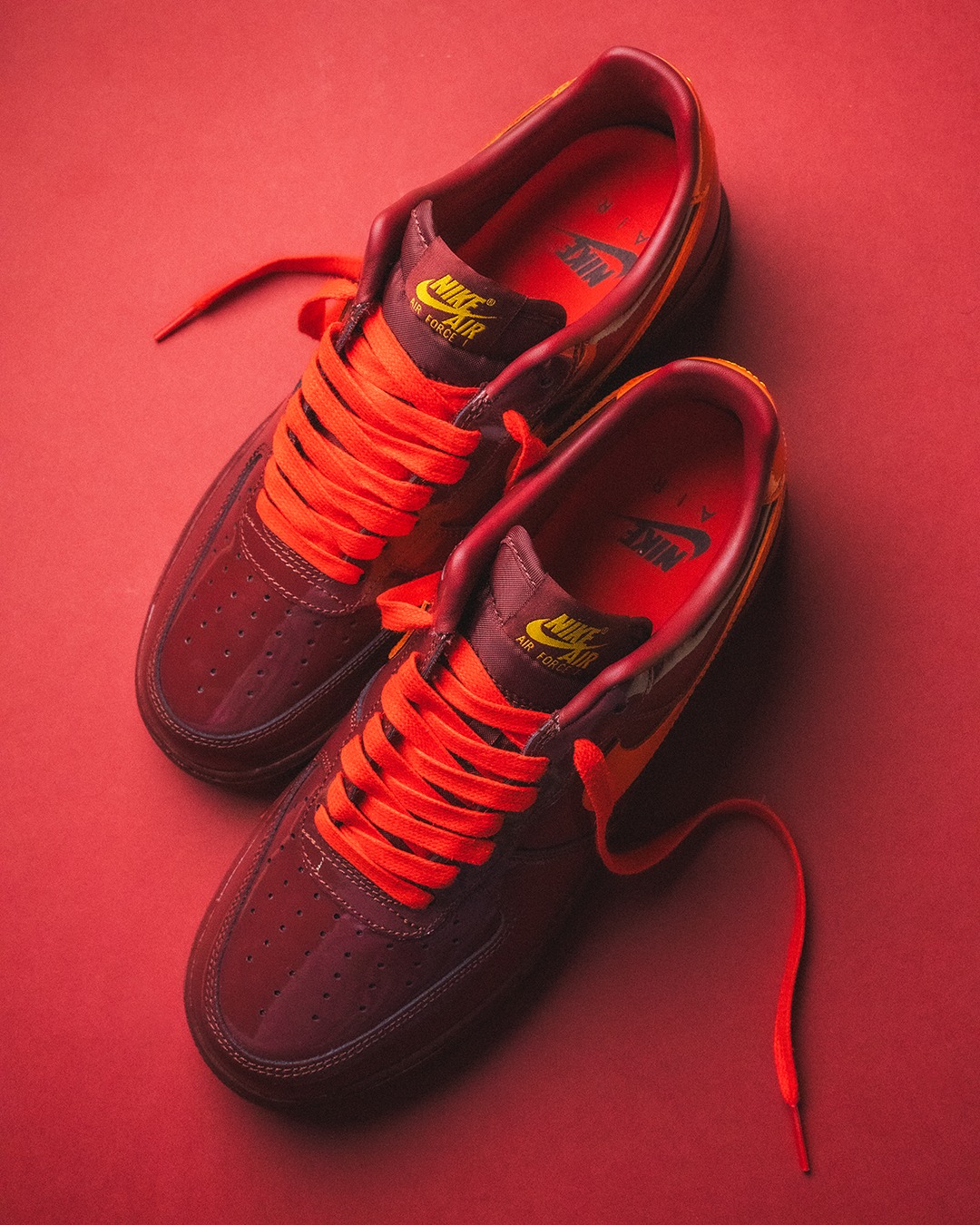 【2026年 4/4 発売】NIKE AIR FORCE 1 LOW PATENT “Mystic Navy/Dark Team Red/Topaz Gold” (ナイキ エア フォース 1 ロー パテント “ネイビー/レッド/ゴールド”) [IO4489-400/IO4489-601/IO4489-700]