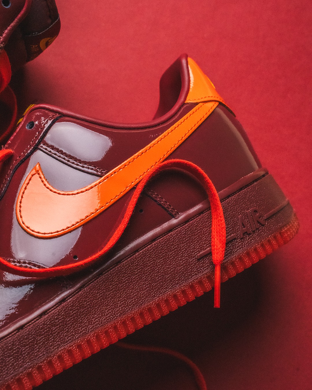 【2026年 4/4 発売】NIKE AIR FORCE 1 LOW PATENT “Mystic Navy/Dark Team Red/Topaz Gold” (ナイキ エア フォース 1 ロー パテント “ネイビー/レッド/ゴールド”) [IO4489-400/IO4489-601/IO4489-700]