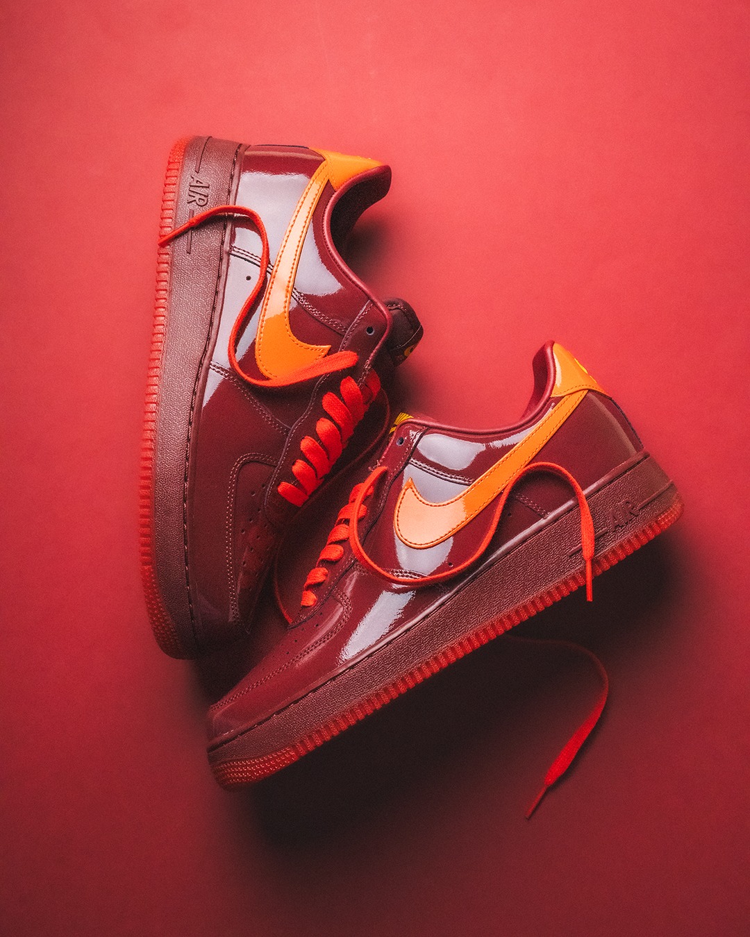 【2026年 4/4 発売】NIKE AIR FORCE 1 LOW PATENT “Mystic Navy/Dark Team Red/Topaz Gold” (ナイキ エア フォース 1 ロー パテント “ネイビー/レッド/ゴールド”) [IO4489-400/IO4489-601/IO4489-700]