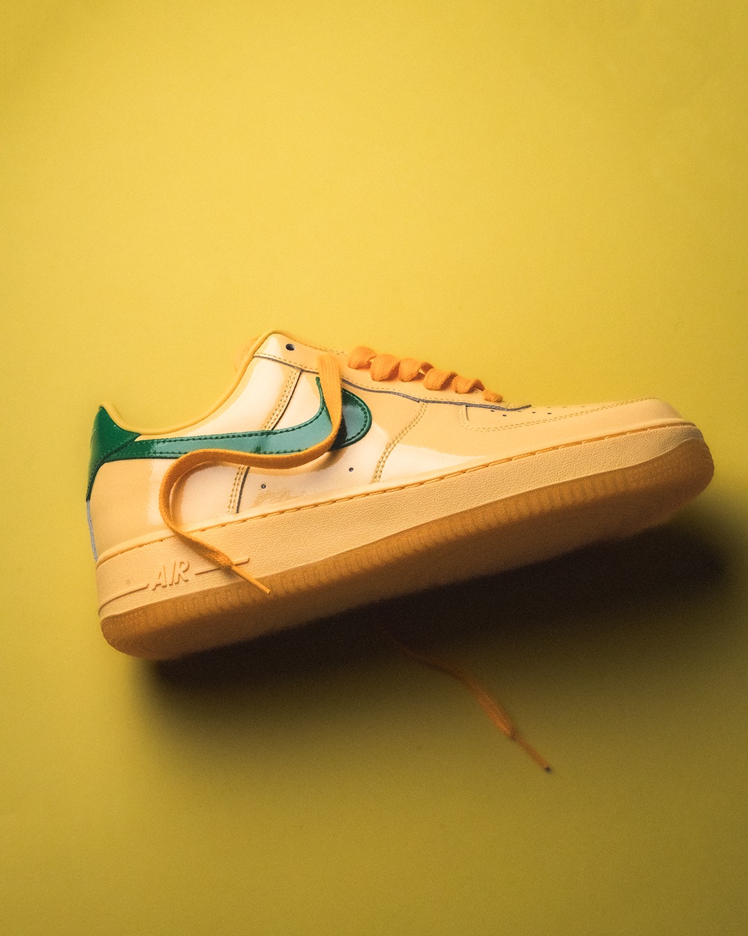 【2026年 4/4 発売】NIKE AIR FORCE 1 LOW PATENT “Mystic Navy/Dark Team Red/Topaz Gold” (ナイキ エア フォース 1 ロー パテント “ネイビー/レッド/ゴールド”) [IO4489-400/IO4489-601/IO4489-700]