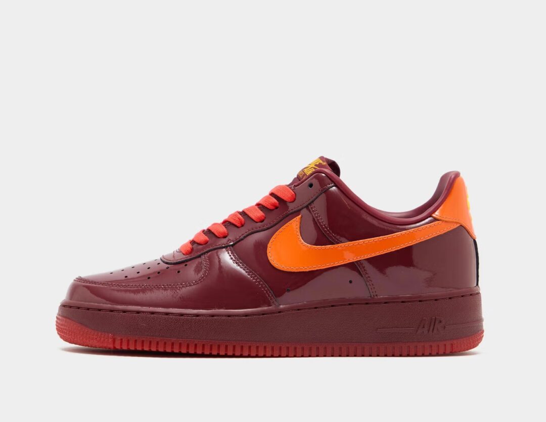 【2026年 発売予定】NIKE AIR FORCE 1 LOW PATENT “Mystic Navy/Dark Team Red/Topaz Gold” (ナイキ エア フォース 1 ロー パテント “ネイビー/レッド/ゴールド”) [IO4489-400/IO4489-601/IO4489-700]