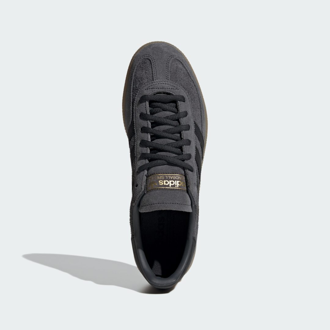 【2026年 3/6 発売】adidas Originals HANDBALL SPEZIAL “Carbon/Core Black/Gum” (アディダス オリジナルス ハンドボール スペツィアル “カーボン/ブラック/ガム”) [IH6506]