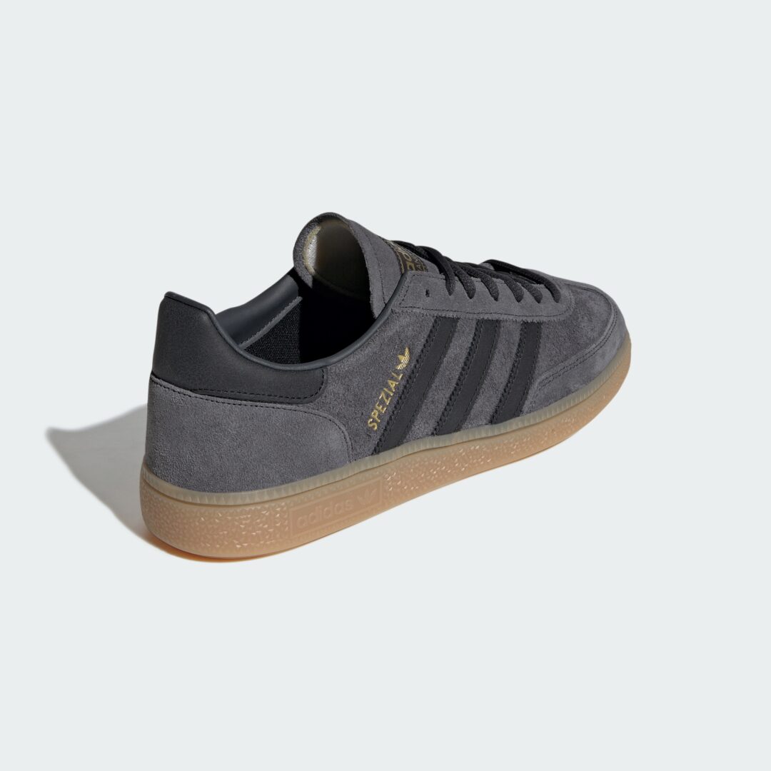 【2026年 3/6 発売】adidas Originals HANDBALL SPEZIAL “Carbon/Core Black/Gum” (アディダス オリジナルス ハンドボール スペツィアル “カーボン/ブラック/ガム”) [IH6506]