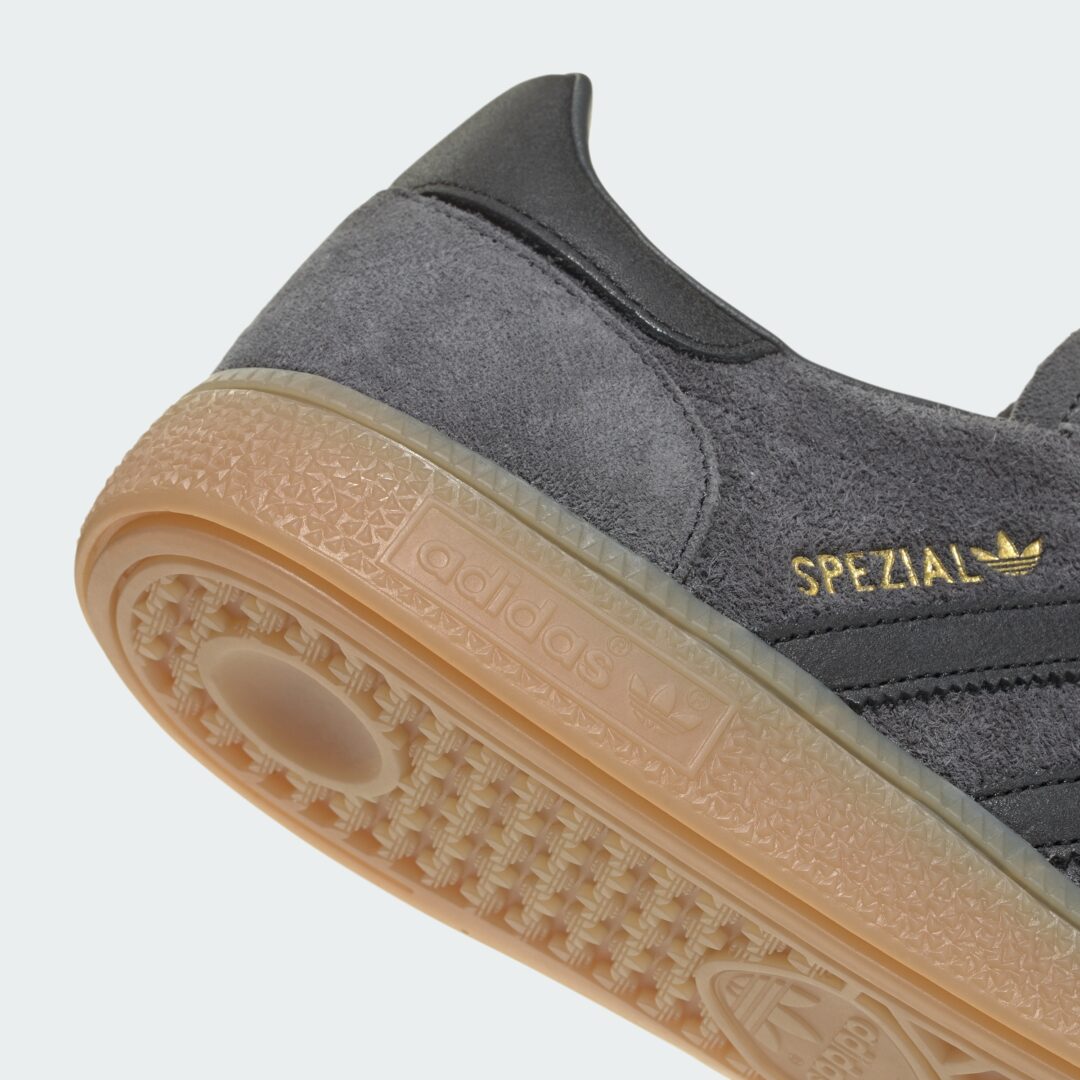 【2026年 3/6 発売】adidas Originals HANDBALL SPEZIAL “Carbon/Core Black/Gum” (アディダス オリジナルス ハンドボール スペツィアル “カーボン/ブラック/ガム”) [IH6506]