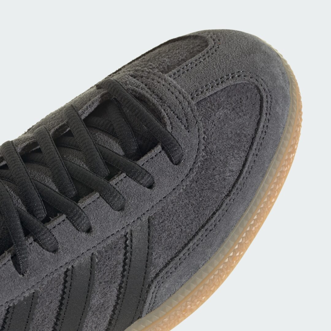 【2026年 3/6 発売】adidas Originals HANDBALL SPEZIAL “Carbon/Core Black/Gum” (アディダス オリジナルス ハンドボール スペツィアル “カーボン/ブラック/ガム”) [IH6506]