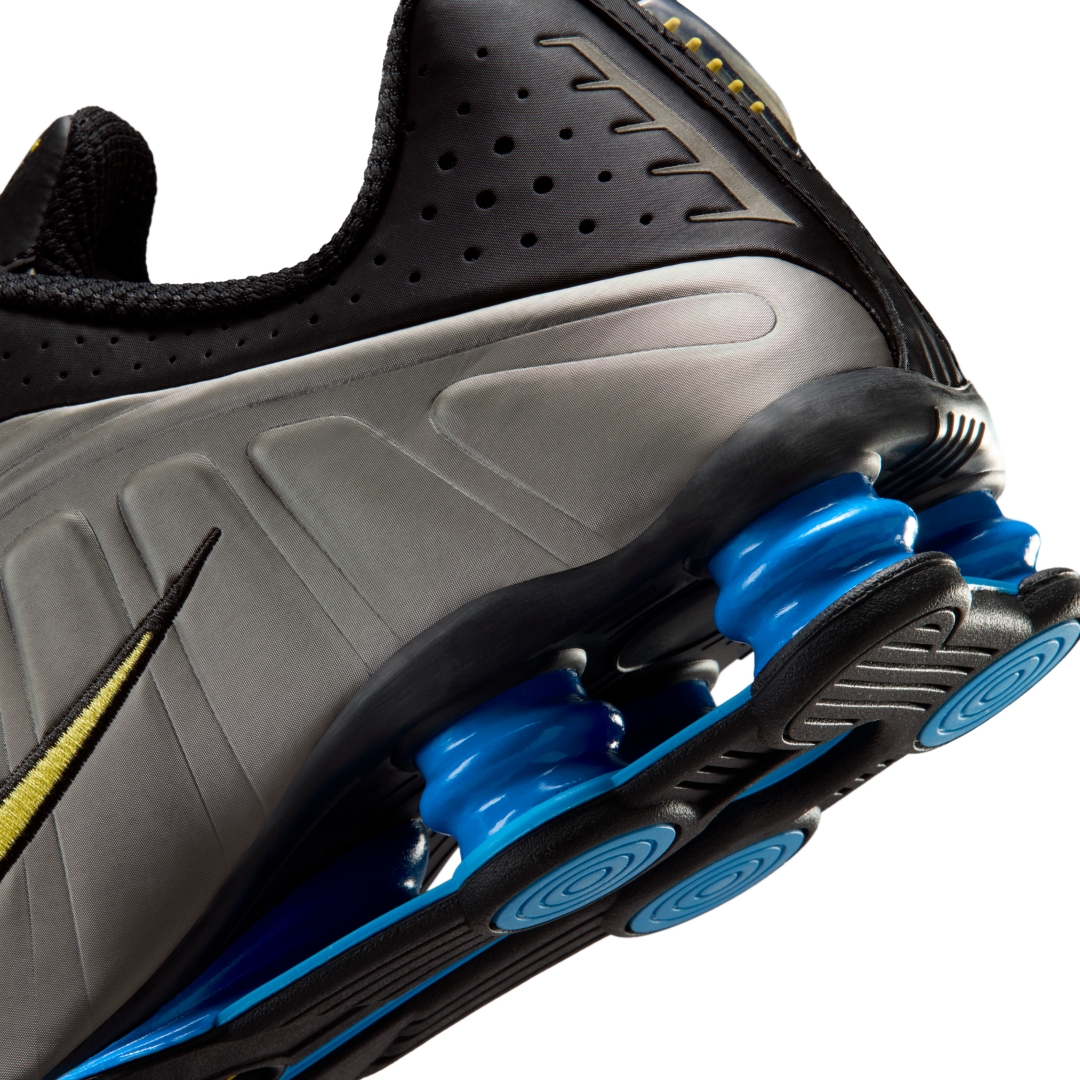 【2026年 3/24 発売】NIKE SHOX R4 “Brazil/Black/Metallic Pewter” (ナイキ ショックス “ブラジル/ブラック/メタリックピューター”) [IO8134-001]