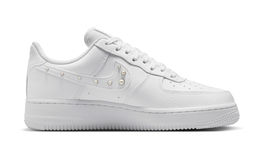 【2026年 4/1 発売予定】NIKE AIR FORCE 1 LOW “Pearl Swoosh/White/Metallic Silver” (ナイキ エア フォース 1 ロー “パールスウッシュ/ホワイト/メタリックシルバー”) [IU7557-100]