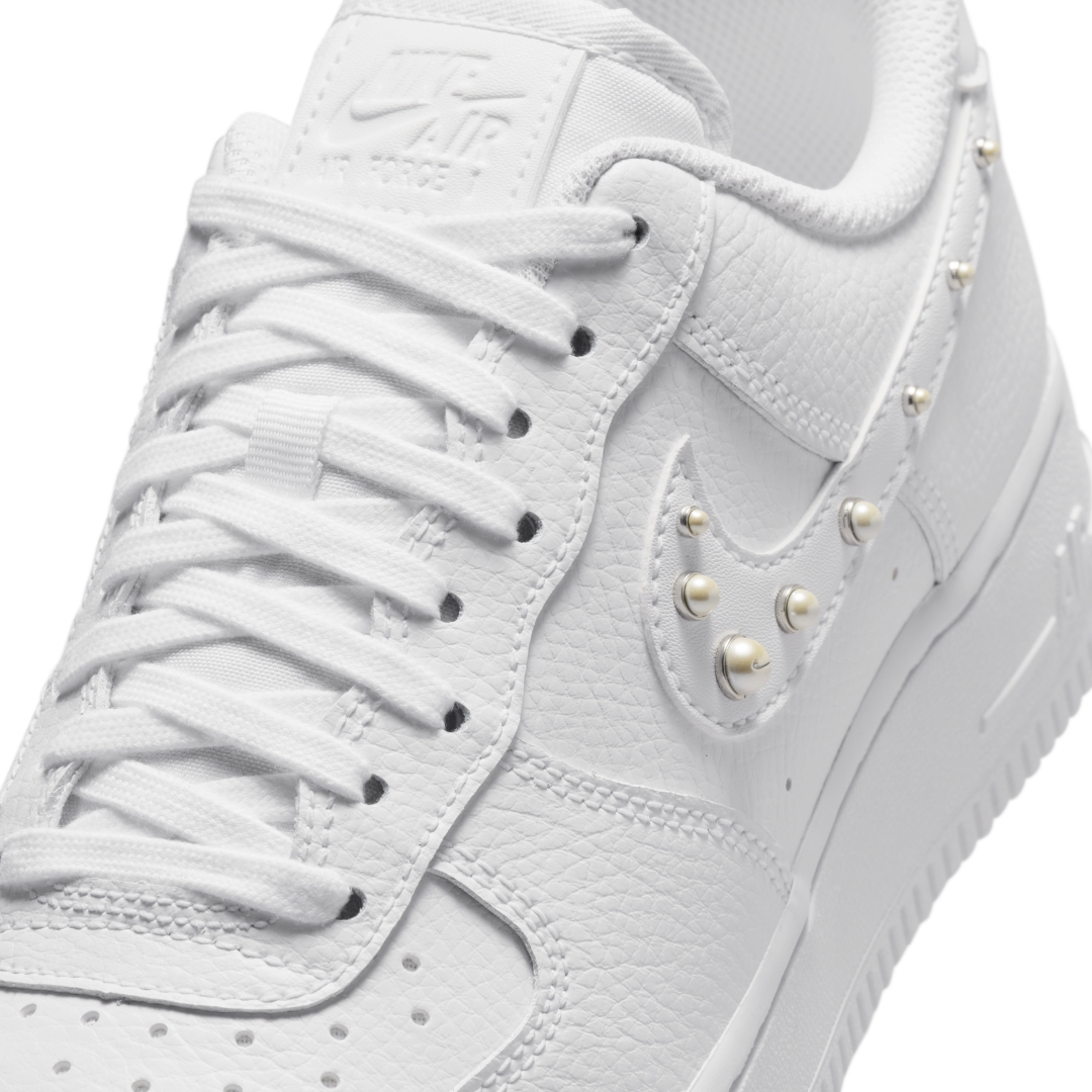 【2026年 4/1 発売予定】NIKE AIR FORCE 1 LOW “Pearl Swoosh/White/Metallic Silver” (ナイキ エア フォース 1 ロー “パールスウッシュ/ホワイト/メタリックシルバー”) [IU7557-100]