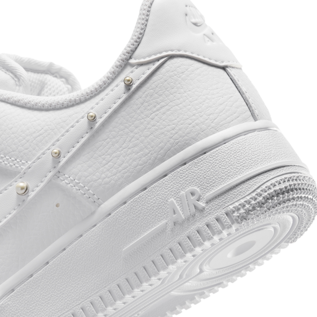 【2026年 4/1 発売予定】NIKE AIR FORCE 1 LOW “Pearl Swoosh/White/Metallic Silver” (ナイキ エア フォース 1 ロー “パールスウッシュ/ホワイト/メタリックシルバー”) [IU7557-100]