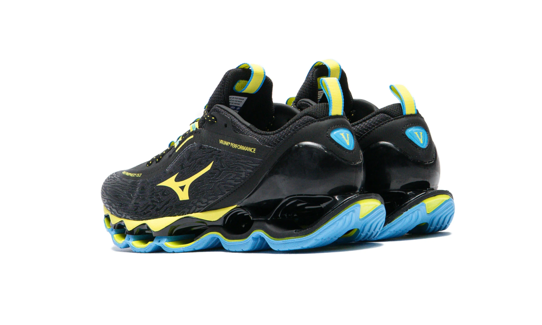 【2026年 3/21 発売】VRUNK × Mizuno WAVE PROPHECY 13.2 “Black/Light Blue/Yellow” (ブランク ミズノ ウェーブ プロフェシー) [D1GD2618-01]