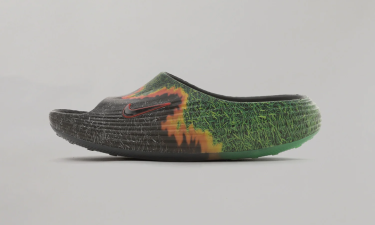 【2026年 4/1 発売】.SWOOSH × NIKE REACTX REJUVEN8 SLIDE QS “Touch Grass Pack” (ドットスウッシュ ナイキ リアクト リジュビネイト “タッチグラスパック”) [IR0459-001]