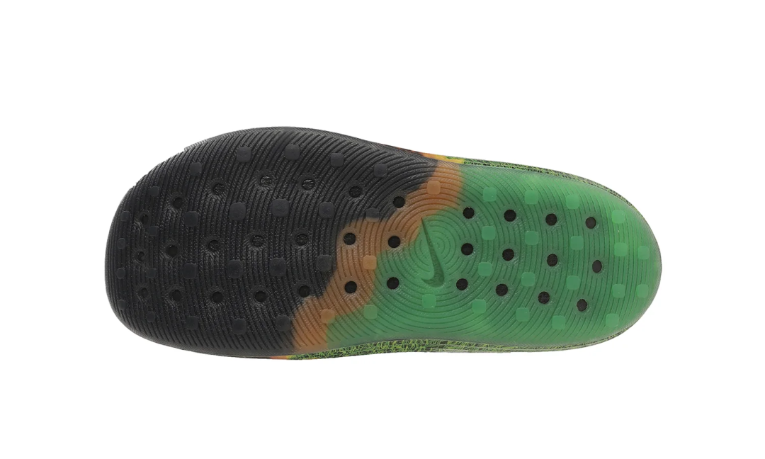 【2026年 4/1 発売】.SWOOSH × NIKE REACTX REJUVEN8 SLIDE QS “Touch Grass Pack” (ドットスウッシュ ナイキ リアクト リジュビネイト “タッチグラスパック”) [IR0459-001]