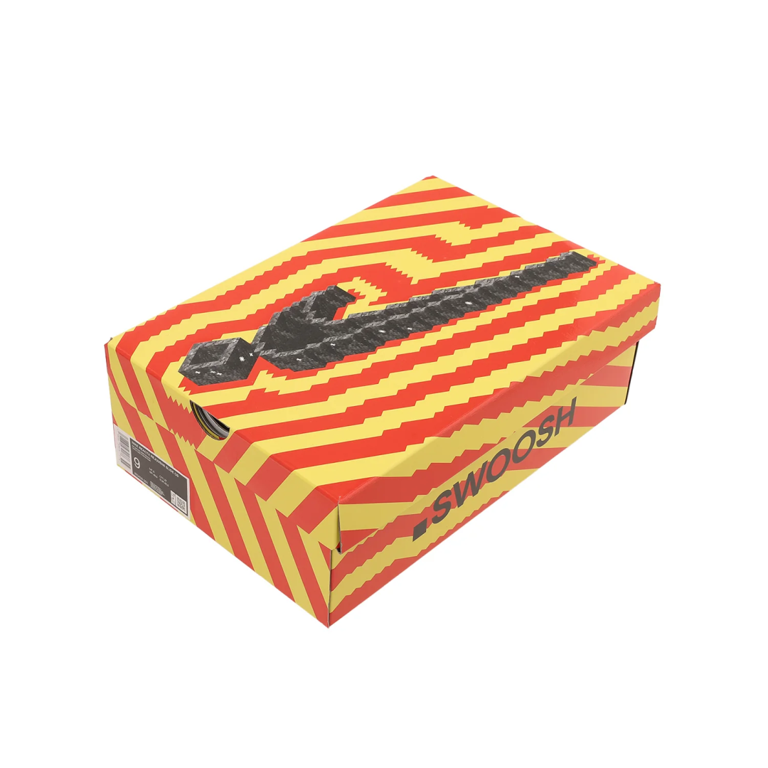 【2026年 4/1 発売】.SWOOSH × NIKE REACTX REJUVEN8 SLIDE QS “Touch Grass Pack” (ドットスウッシュ ナイキ リアクト リジュビネイト “タッチグラスパック”) [IR0459-001]