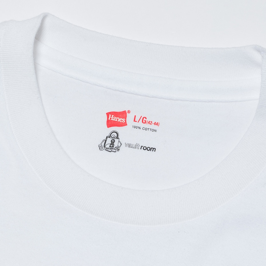 Hanes × 招待制のゲーミングコミュニティ「vaultroom / ボルトルーム」コラボ赤ラベルクルーネックTシャツが2026年 3/24 発売 (ヘインズ)