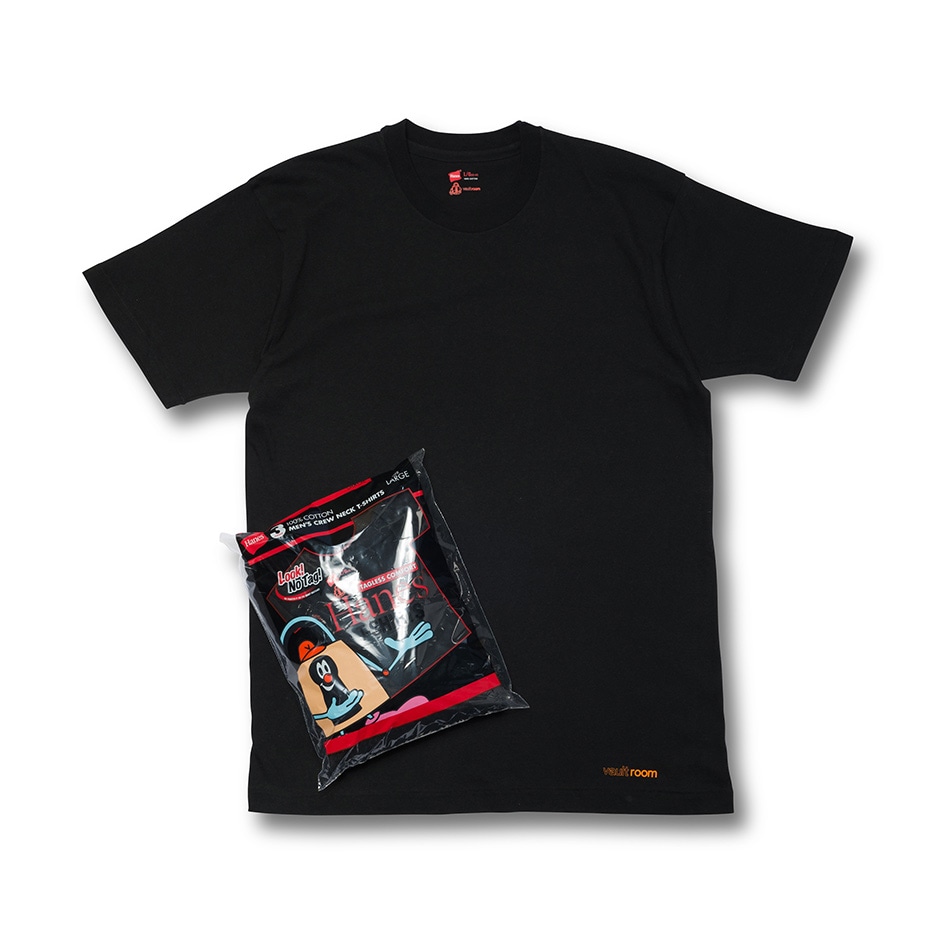 Hanes × 招待制のゲーミングコミュニティ「vaultroom / ボルトルーム」コラボ赤ラベルクルーネックTシャツが2026年 3/24 発売 (ヘインズ)