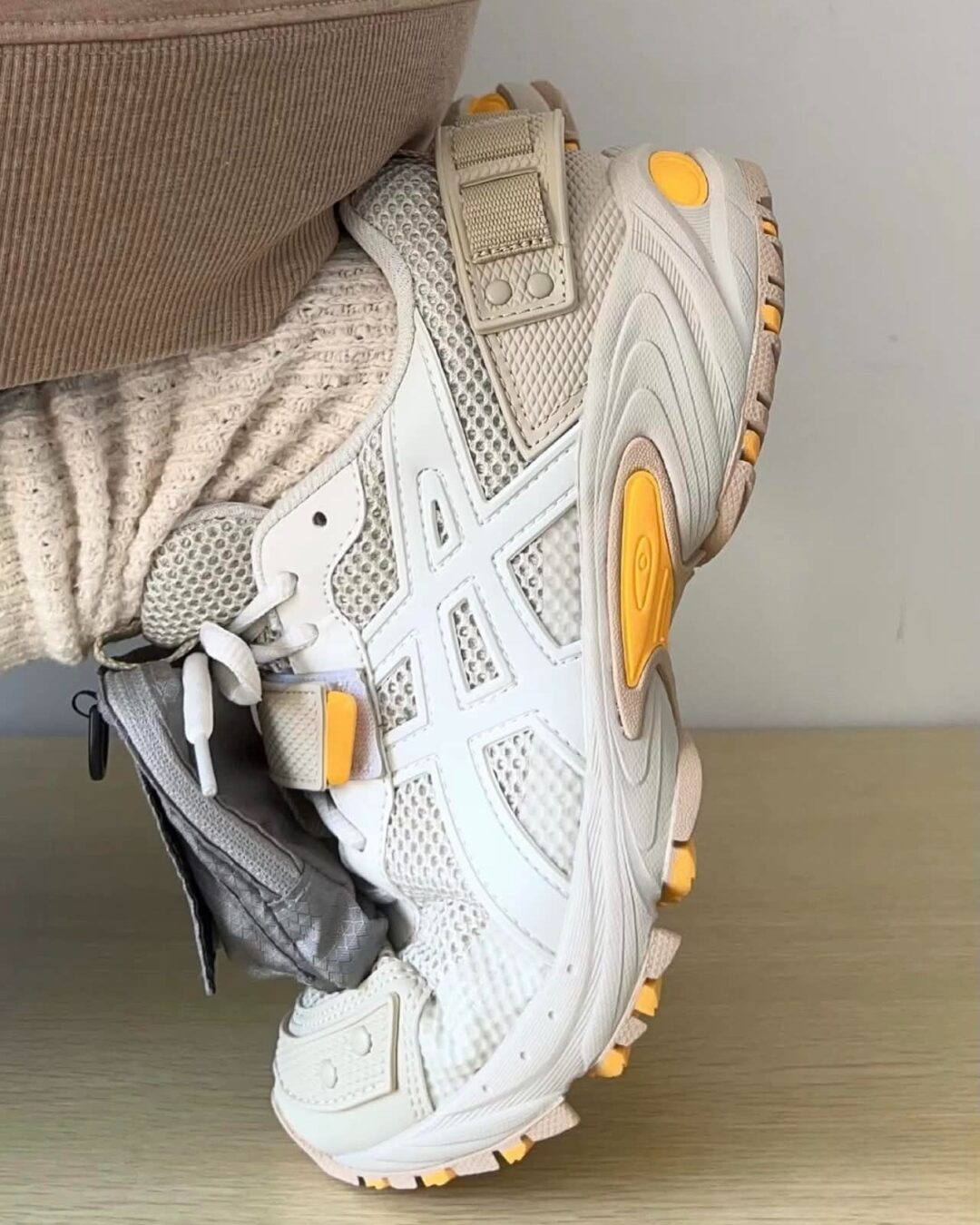 【海外発売】ASICS GEL-KAHANA TR V3 “Beige Yellow” (アシックス ゲルカハナ “ベージュイエロー”) [1203A418.021]