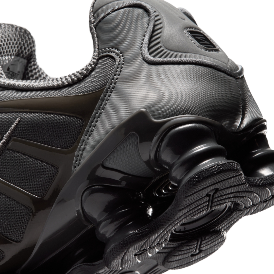 【2026年 4/1 発売】NIKE SHOX TL SE “Smoke Grey/Bright Crimson” (ナイキ ショックス TL “スモークグレー/ブライトクリムゾン”) [IQ6599-003]