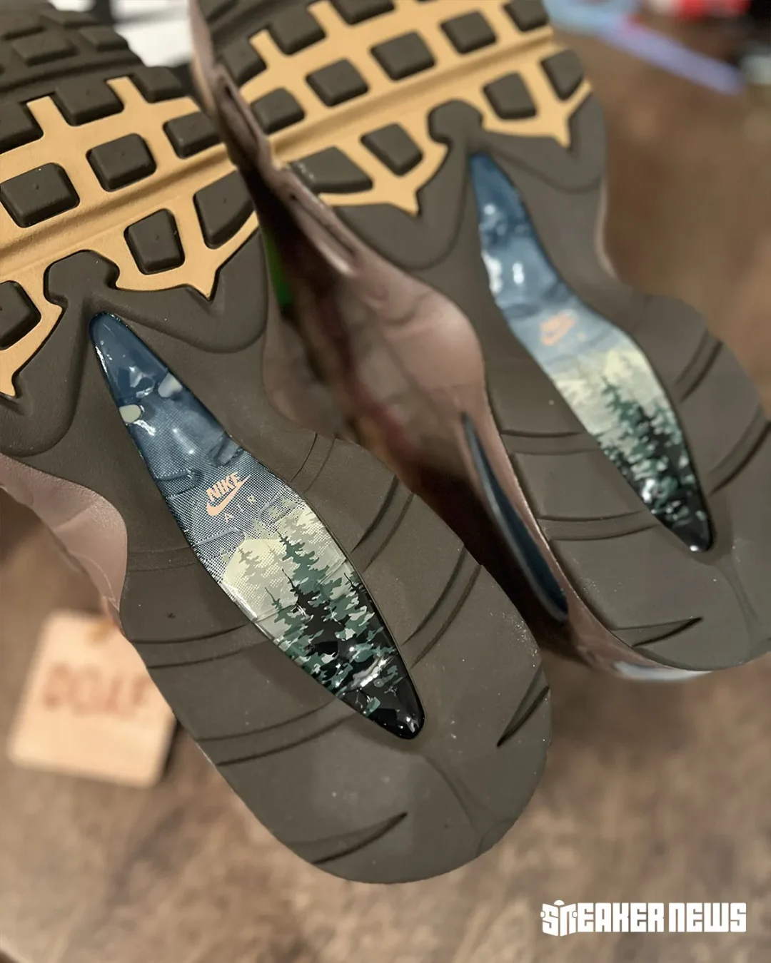 【2026年 3月 発売予定】Division Street x NIKE AIR AMX 95 “Ducks of a Feather/Lumber Yard/The Woods” (ディヴィジョン・ストリート ナイキ エア マックス “ダックス オブ ア ファーザー”) [IQ3988-001/IQ3986-300]