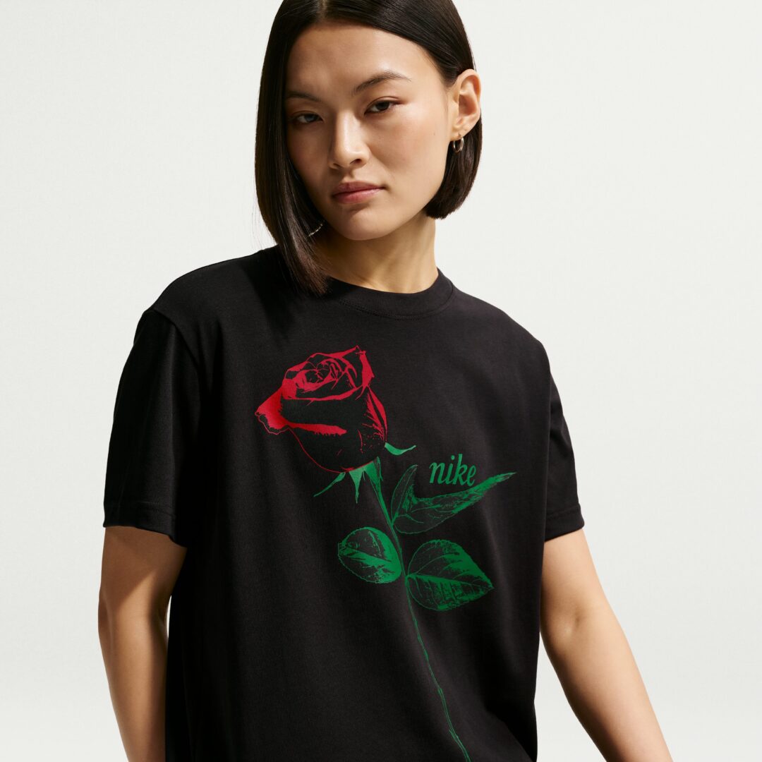 「薔薇」をプリントしたナイキ ウィメンズ オーバーサイズド ショートスリーブ Tシャツが発売 (NIKE NSW W SS Tee) [IR7827-010/IR7827-072]