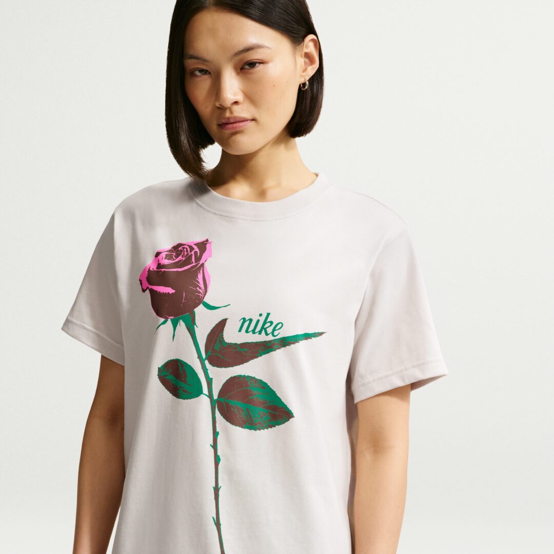 「薔薇」をプリントしたナイキ ウィメンズ オーバーサイズド ショートスリーブ Tシャツが発売 (NIKE NSW W SS Tee) [IR7827-010/IR7827-072]
