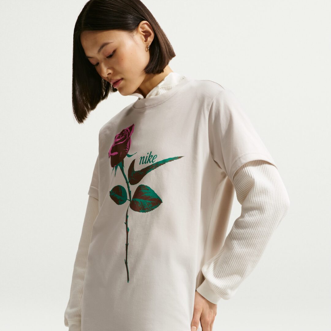 「薔薇」をプリントしたナイキ ウィメンズ オーバーサイズド ショートスリーブ Tシャツが発売 (NIKE NSW W SS Tee) [IR7827-010/IR7827-072]