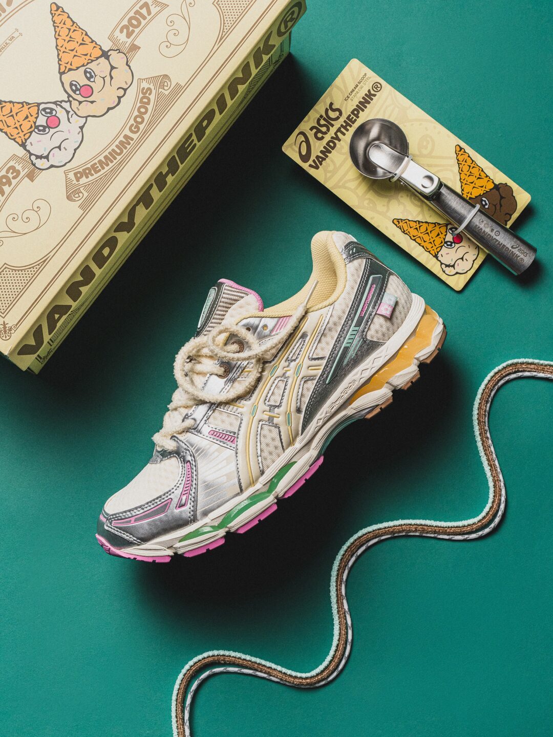 【2026年 国内 8/14 発売】VANDY THE PINK × ASICS GEL-KAYANO 12.1 “Antique White” 2026 SS (ヴァンディー・ザ・ピンク アシックス ゲルカヤノ) [1203B302.100]