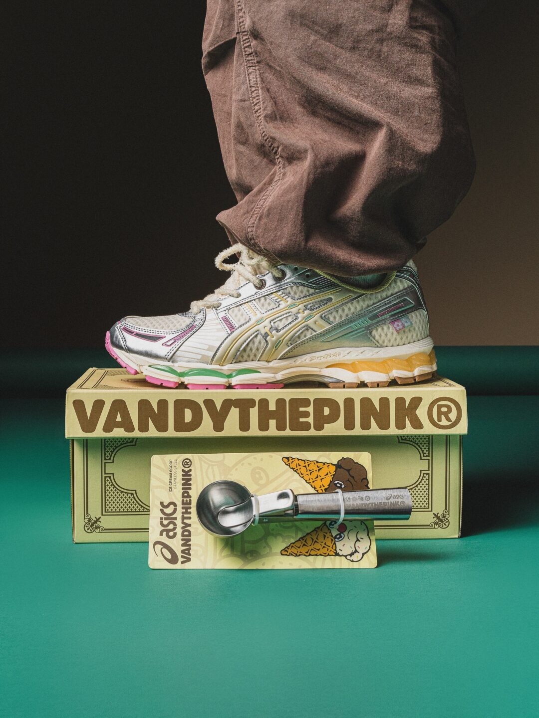 【2026年 国内 8/14 発売】VANDY THE PINK × ASICS GEL-KAYANO 12.1 “Antique White” 2026 SS (ヴァンディー・ザ・ピンク アシックス ゲルカヤノ) [1203B302.100]