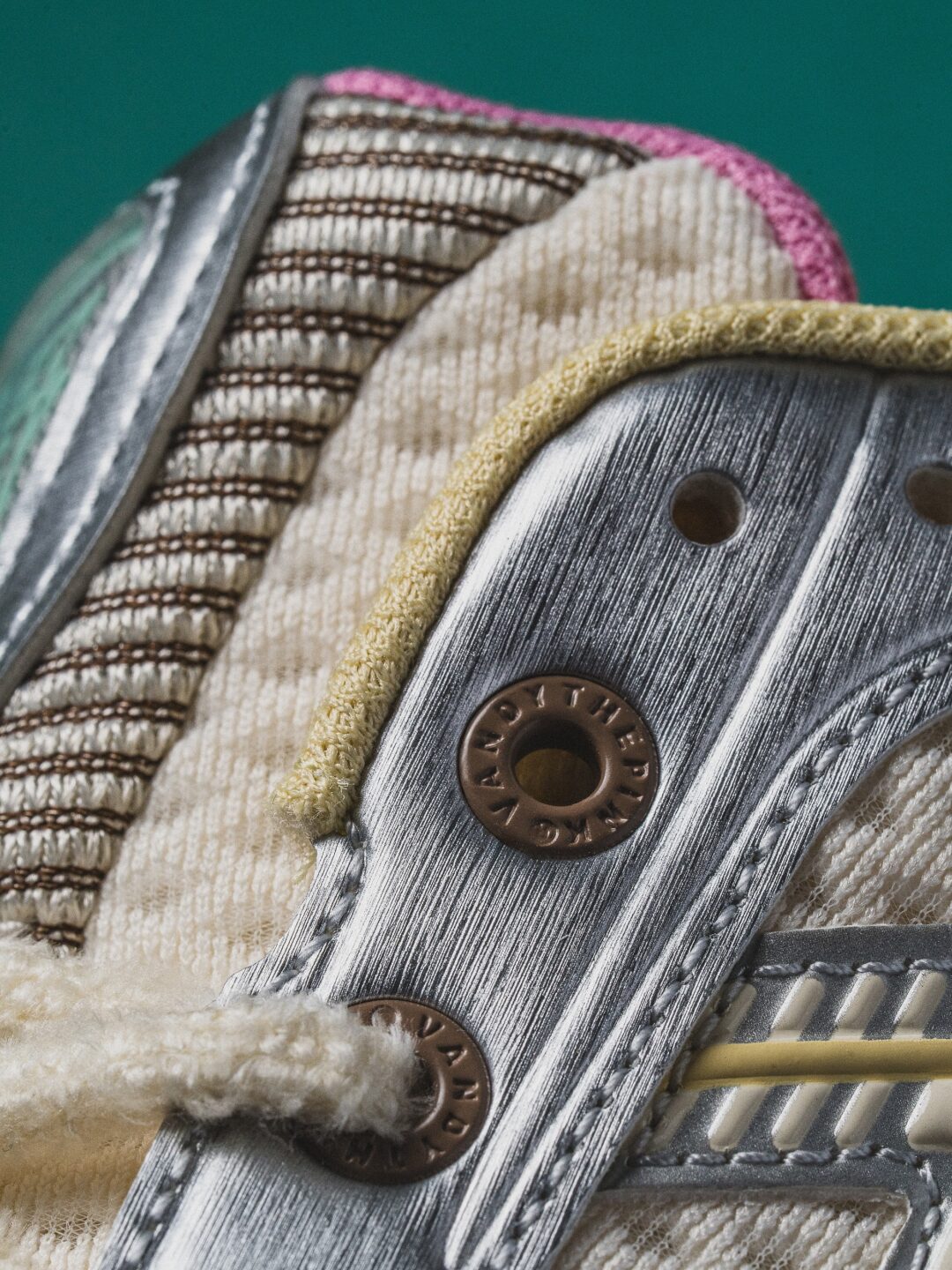 【2026年 国内 8/14 発売】VANDY THE PINK × ASICS GEL-KAYANO 12.1 “Antique White” 2026 SS (ヴァンディー・ザ・ピンク アシックス ゲルカヤノ) [1203B302.100]