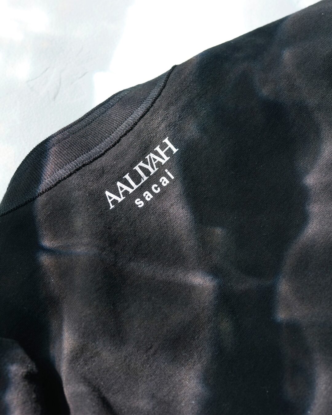 sacai × Aaliyah コラボアイテムが2026年 3/27 発売 (サカイ アリーヤ)