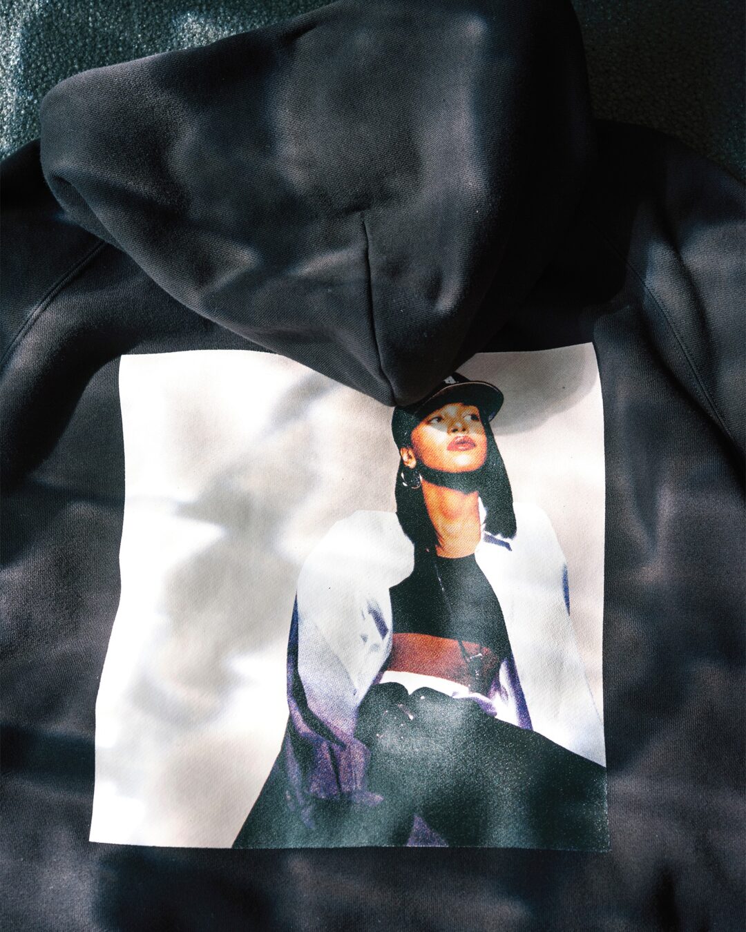 sacai × Aaliyah コラボアイテムが2026年 3/27 発売 (サカイ アリーヤ)
