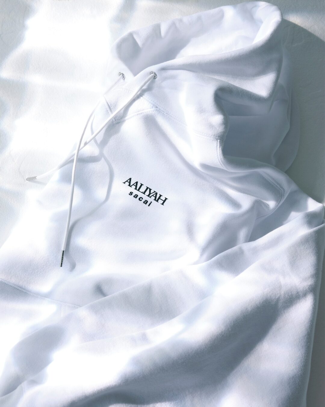 sacai × Aaliyah コラボアイテムが2026年 3/27 発売 (サカイ アリーヤ)