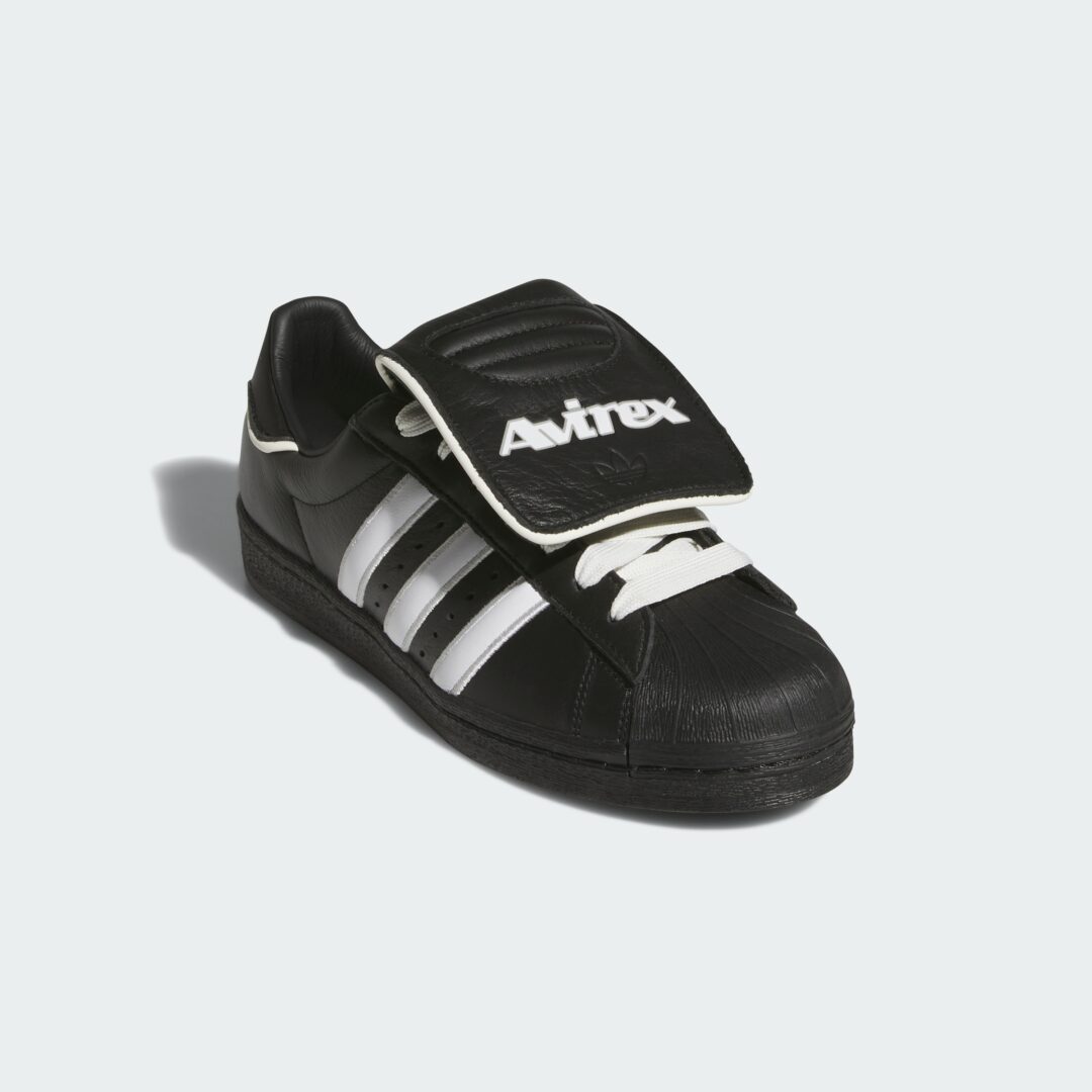 【2026年 3/21 発売】AVIREX × adidas Originals SUPRESTAR 82 “Core Black/Cloud White” (アヴィレックス アディダス オリジナルス スーパースター) [KJ3005]
