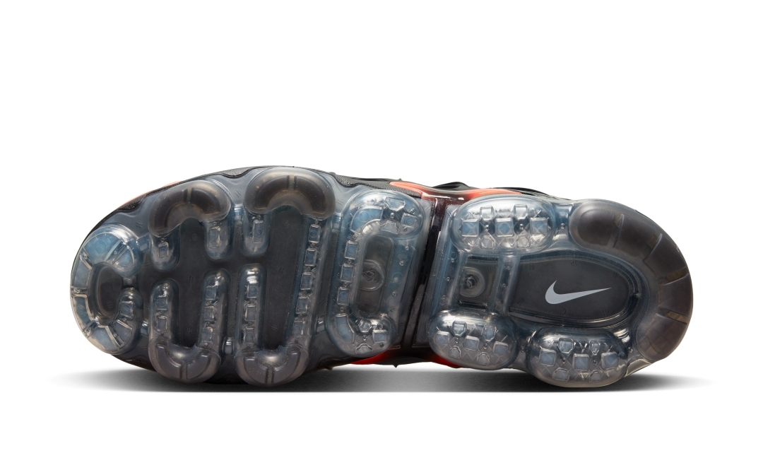 【2026年 3/20 発売】NIKE AIR VAPORMAX PLUS “Black/Bright Crimson” (ナイキ エア ヴェイパーマックス プラス “ブラック/ブライトクリムゾン”) [DZ4857-001]