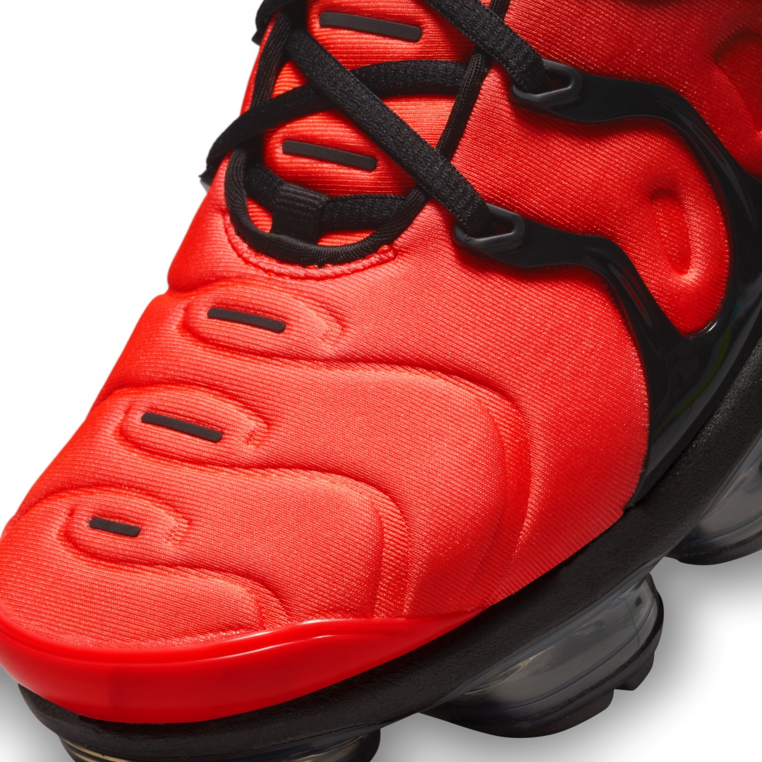 【2026年 3/20 発売】NIKE AIR VAPORMAX PLUS “Black/Bright Crimson” (ナイキ エア ヴェイパーマックス プラス “ブラック/ブライトクリムゾン”) [DZ4857-001]