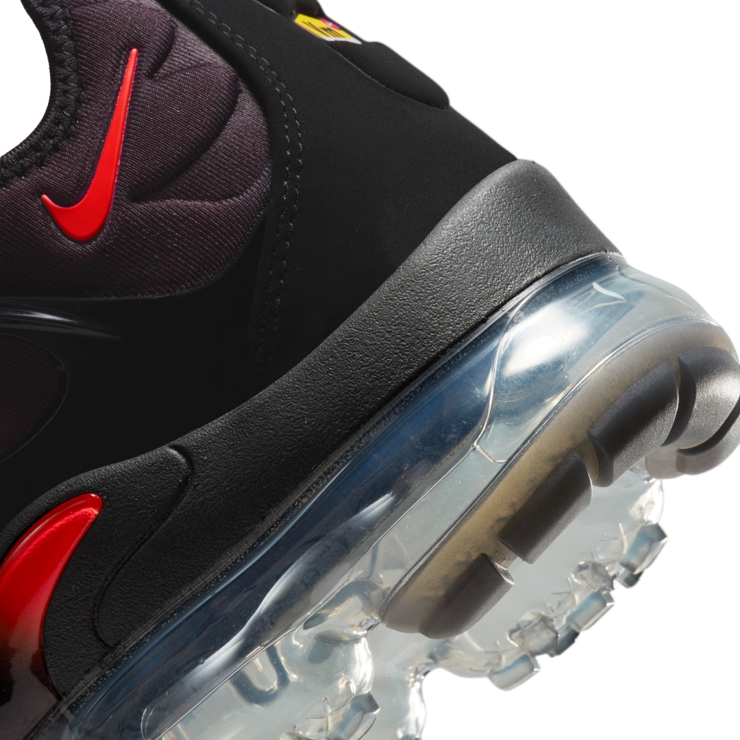 【2026年 3/20 発売】NIKE AIR VAPORMAX PLUS “Black/Bright Crimson” (ナイキ エア ヴェイパーマックス プラス “ブラック/ブライトクリムゾン”) [DZ4857-001]