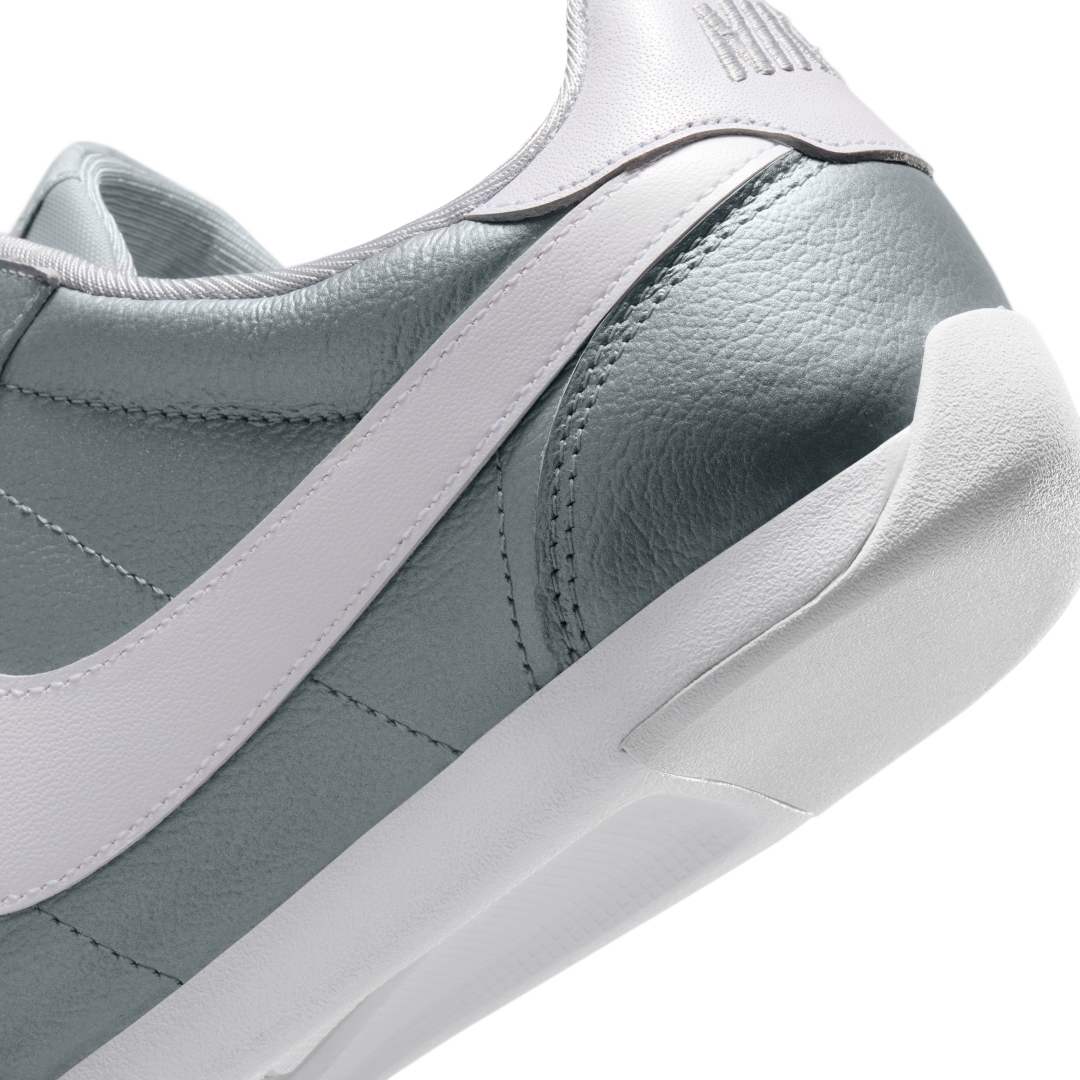 【2026年 4/2 発売】NIKE W SPRINT SISTER “Metallic Silver/Grey Fog” (ナイキ スプリント シスター “メタリックシルバー/グレーフォグ”) [II6984-001]