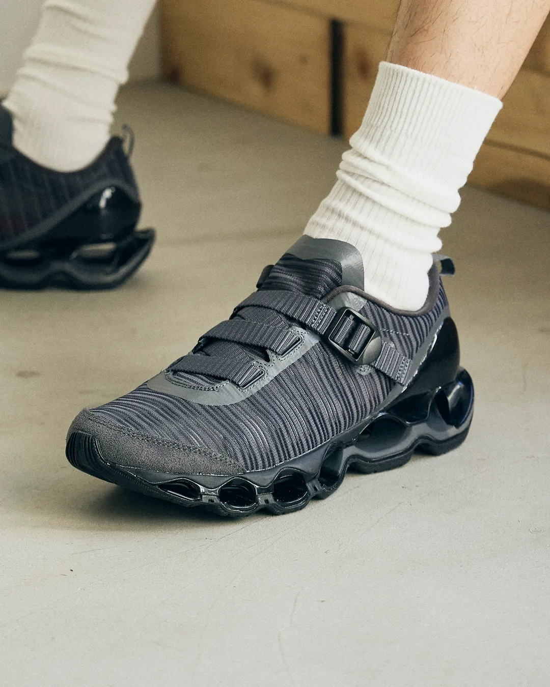 【2026年 4/17 発売】Mizuno WAVE PROPHECY STRAP 2 “Off White/Dark Grey” (ミズノ ウェーブ プロフェシー ストラップ) [D1GA260301/D1GA260302]