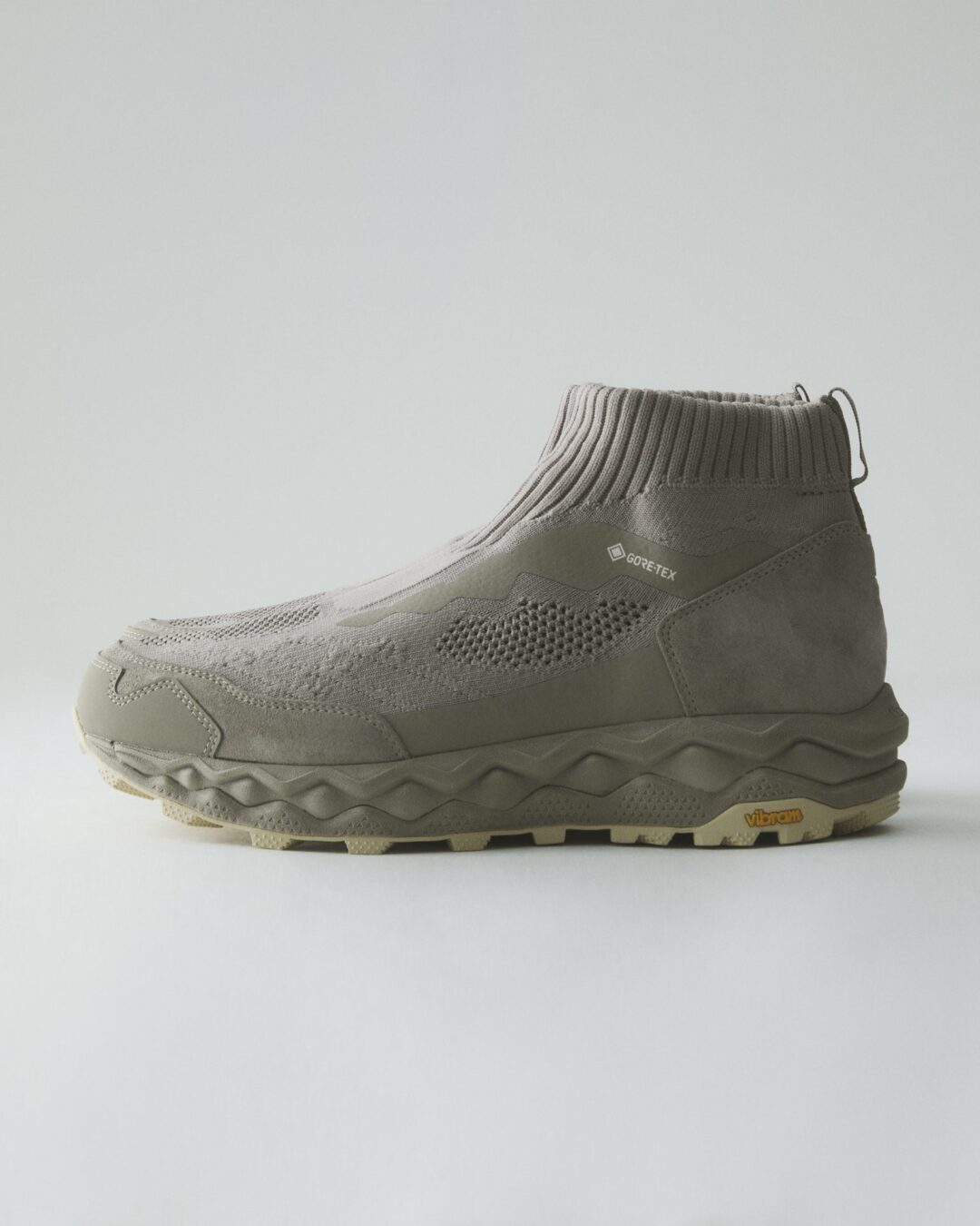【2026年 4/25 発売】nonnative × Mizuno WAVE MUJIN LS MID GTX “VINTAGE KHAKI” (ノンネイティブ ミズノ ムジン GORE-TEX ゴアテックス “ビンテージカーキ”) [D1GD261501]