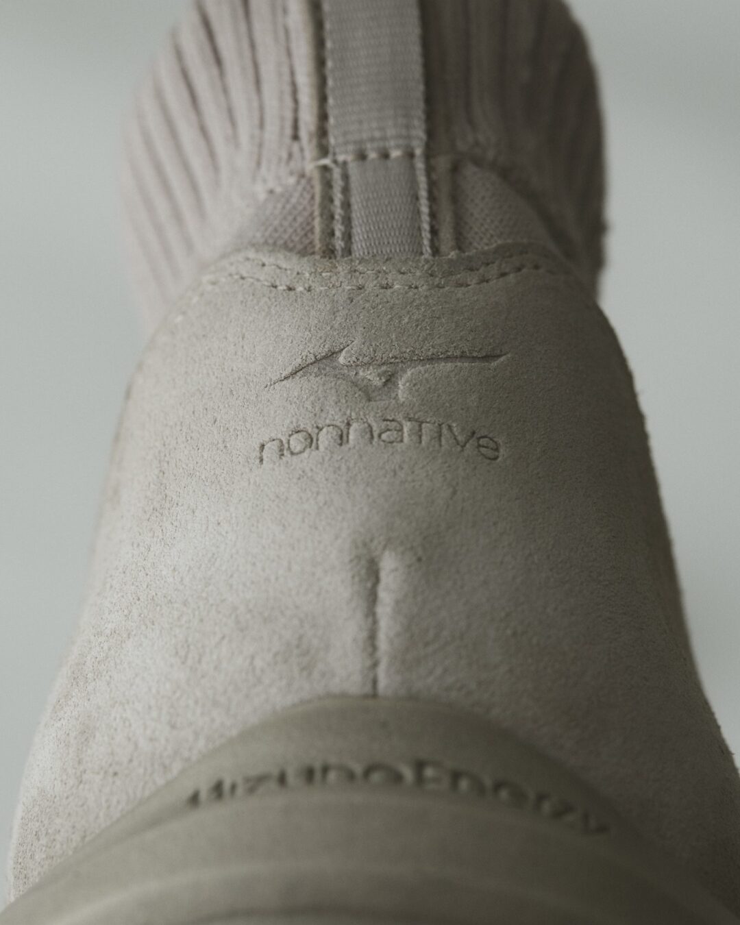 【2026年 4/25 発売】nonnative × Mizuno WAVE MUJIN LS MID GTX “VINTAGE KHAKI” (ノンネイティブ ミズノ ムジン GORE-TEX ゴアテックス “ビンテージカーキ”) [D1GD261501]